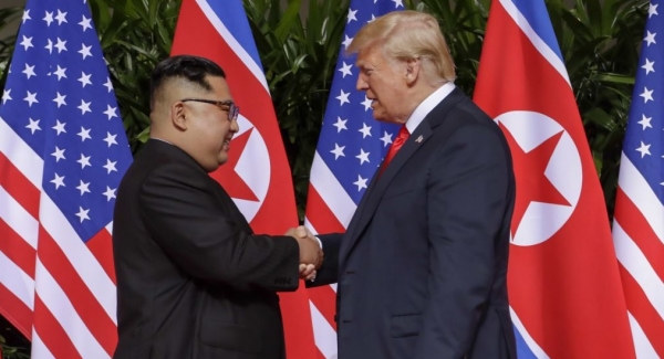 2018년 6월 12일 김정은위원장과 트럼프 대통령이 최초로 만나 악수하고 있다.