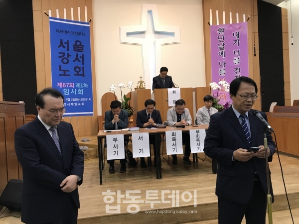 김한성목사가 부서기 후보로 추천된 후 기도하고 있다.