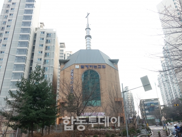 아파트 단지의 한가운데 자리잡은 함께하는 교회 모습. 이번 어려움을 극복하고 지역속에 거듭날 것을 한국교회는 기대하고 응원하고 있다.