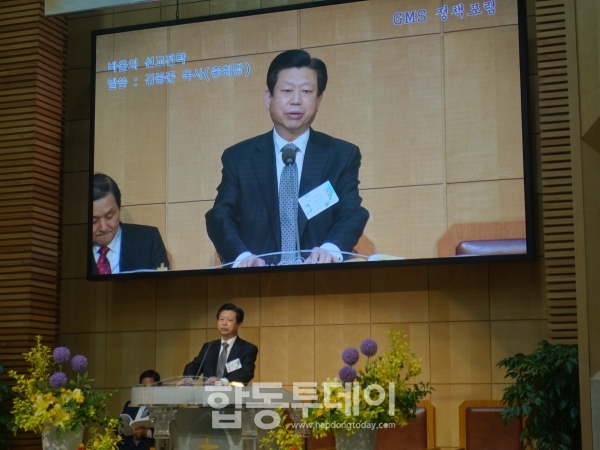 총회장 김종준 목사가 1부 예배 설교를 하고 있다.